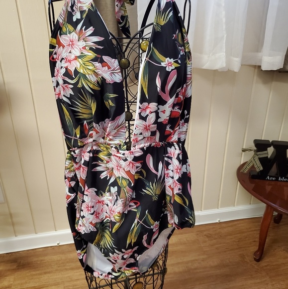 One piece floral bathing suit - Picture 2 of 2